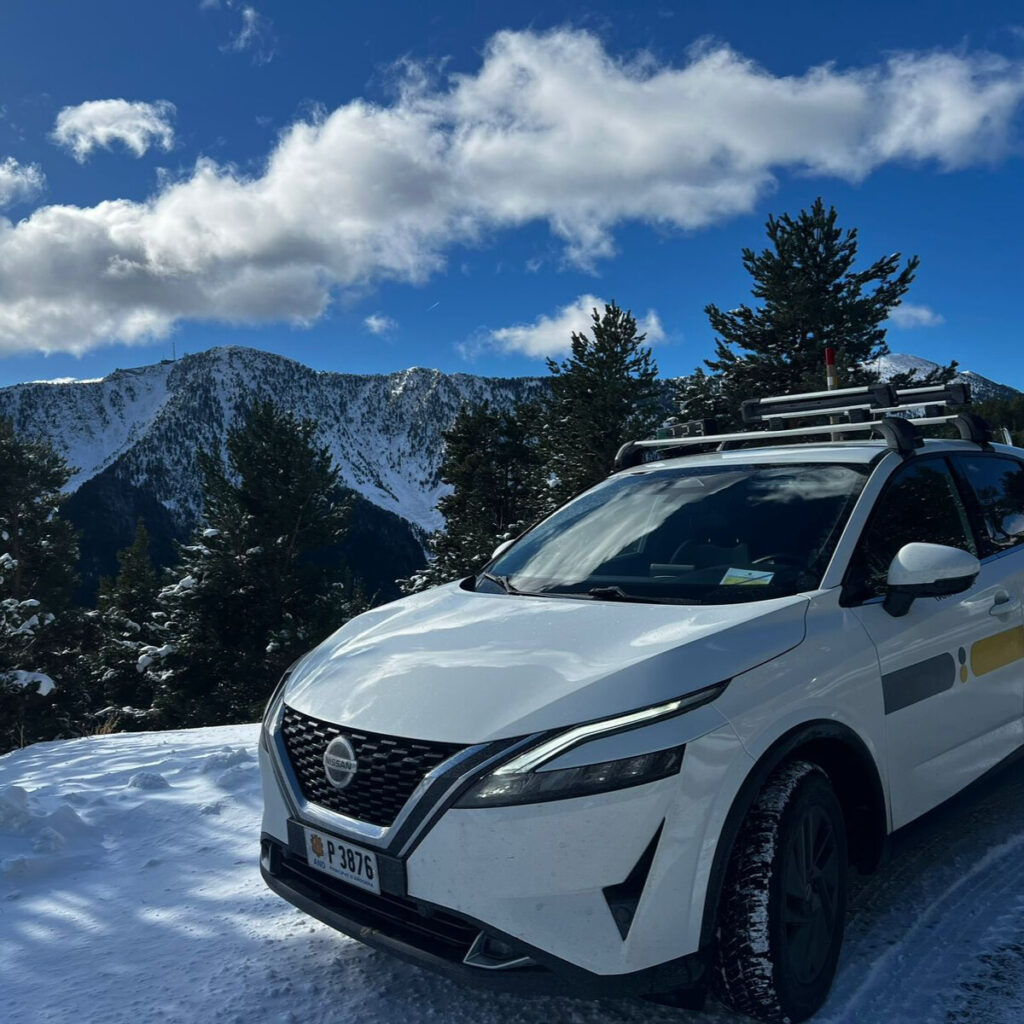 Taxis a Andorra - cotxe de color blanc