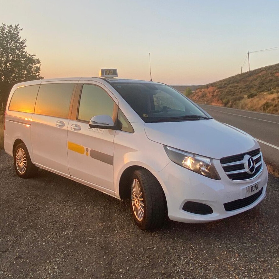 Taxi a Andorra de color blanc